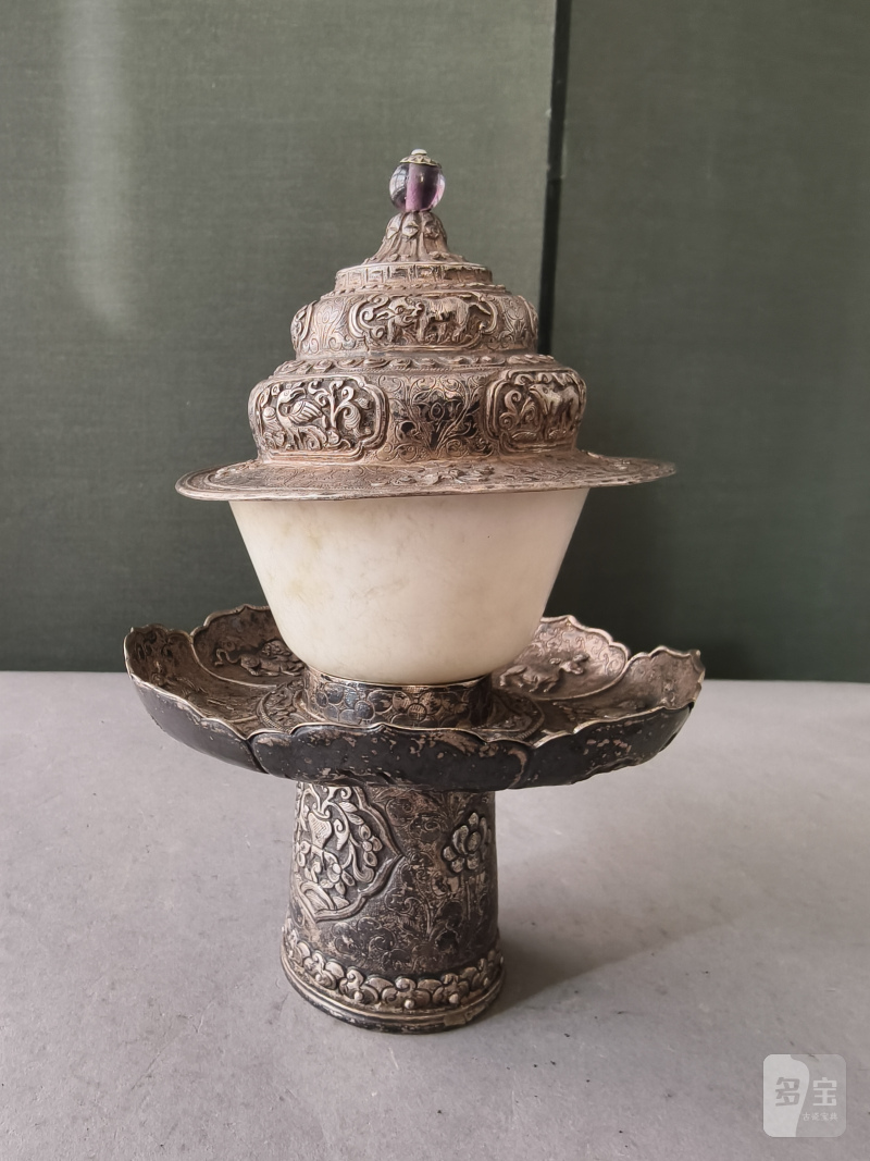 A jade bowl with stand and cover in silver with animals and floral motifs in relief - 图23
